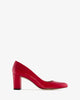 Klassischer damenschuh aus rotem leder