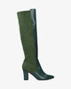 Hohe stiefel aus grünem lederimitat