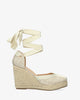 Sandalia en tejido beige con cuña en yute