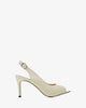 Chaussures talons en cuir couleur blanc cassé ouvertes à l´arrière.