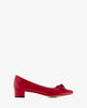 Ballerines en cuir rouge avec un noeud
