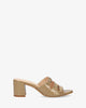 Sandalia en charol beige con tacón