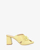 Sandały skórzane na obcasie żółte