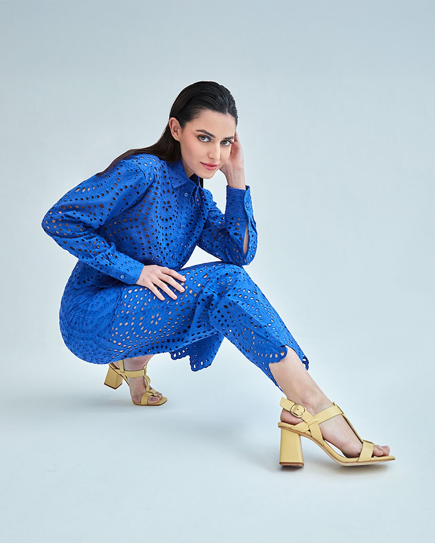 Sandalia con tacón en piel negro