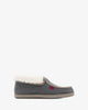 Chaussons hauts couleur gris.