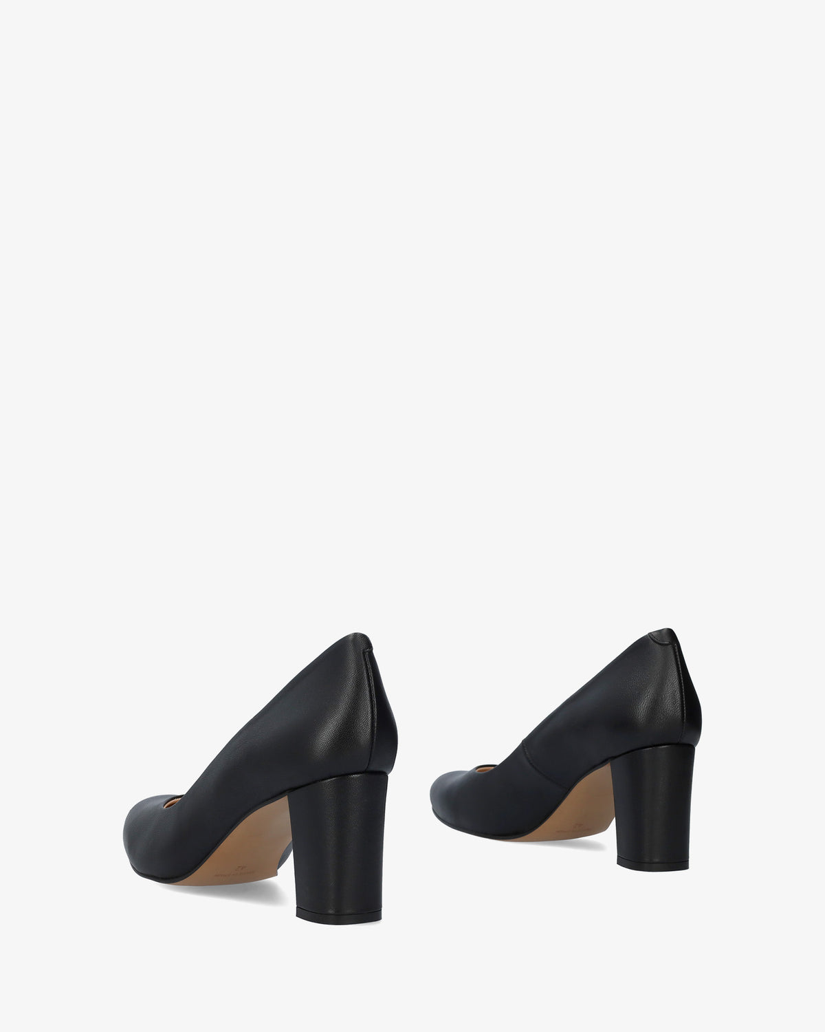 Klassischer damenschuh aus schwarzem leder