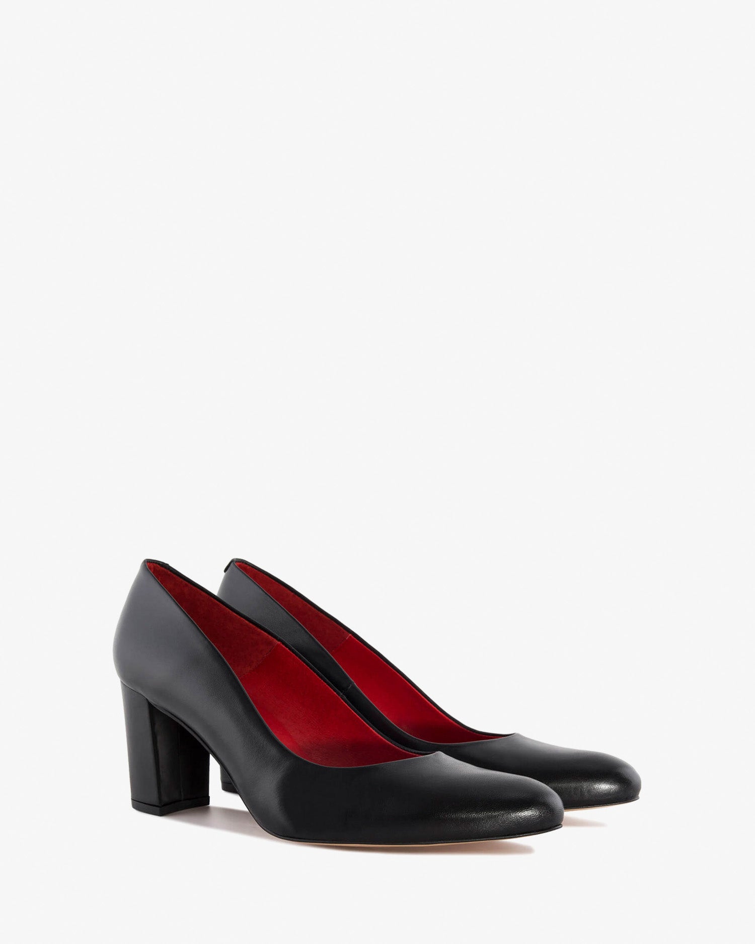Klassischer damenschuh aus schwarzem leder