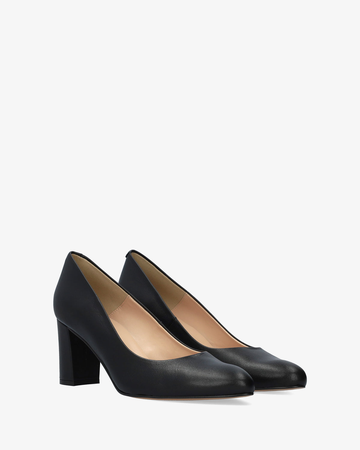 Klassischer damenschuh aus schwarzem leder