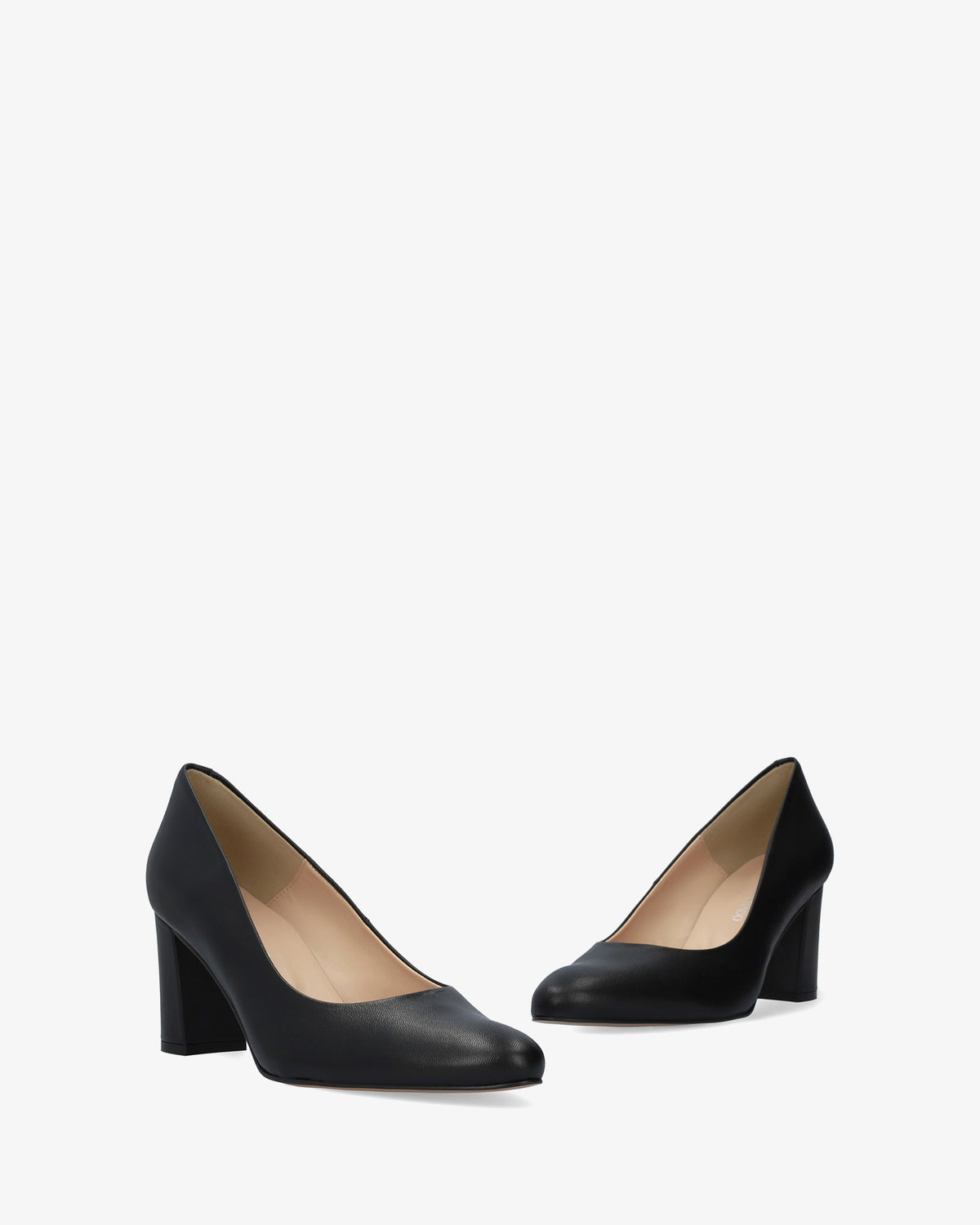 Klassischer damenschuh aus schwarzem leder