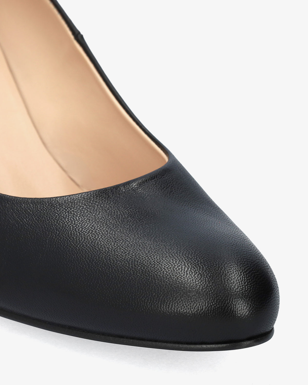 Klassischer damenschuh aus schwarzem leder