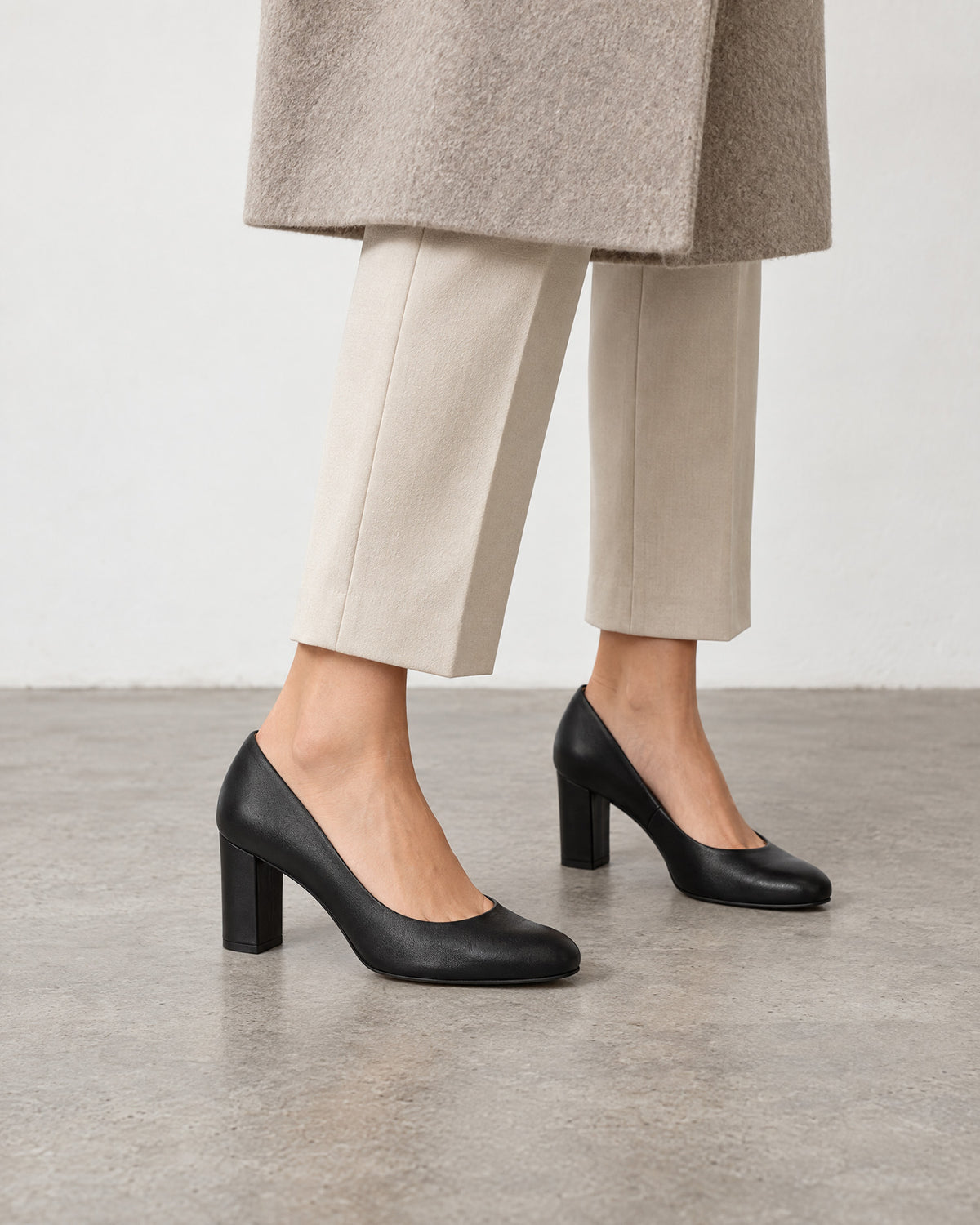 Klassischer damenschuh aus schwarzem leder