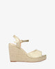 Weiche sandale in gold mit jute-keil
