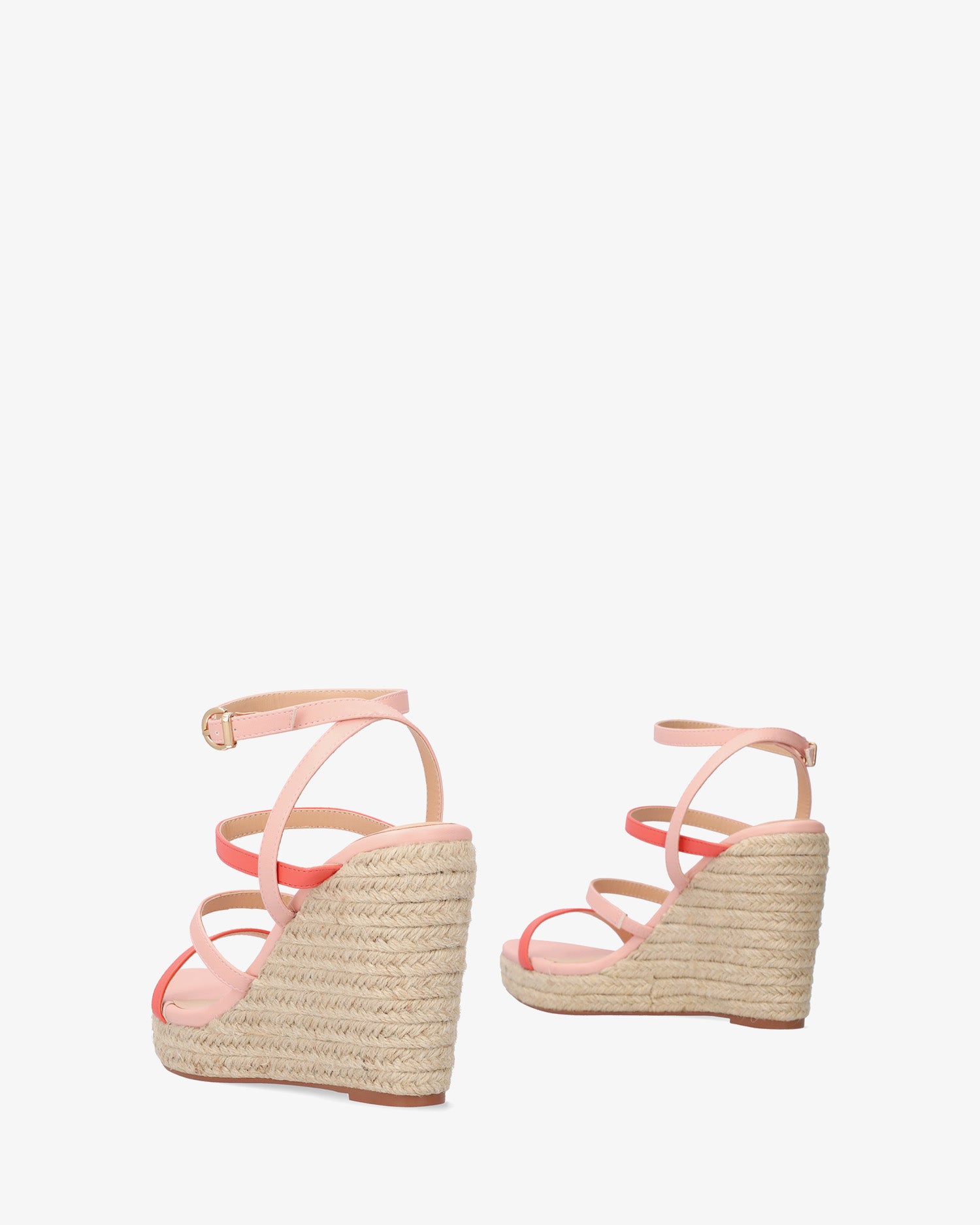 Sandalia en soft salmón con cuña en yute