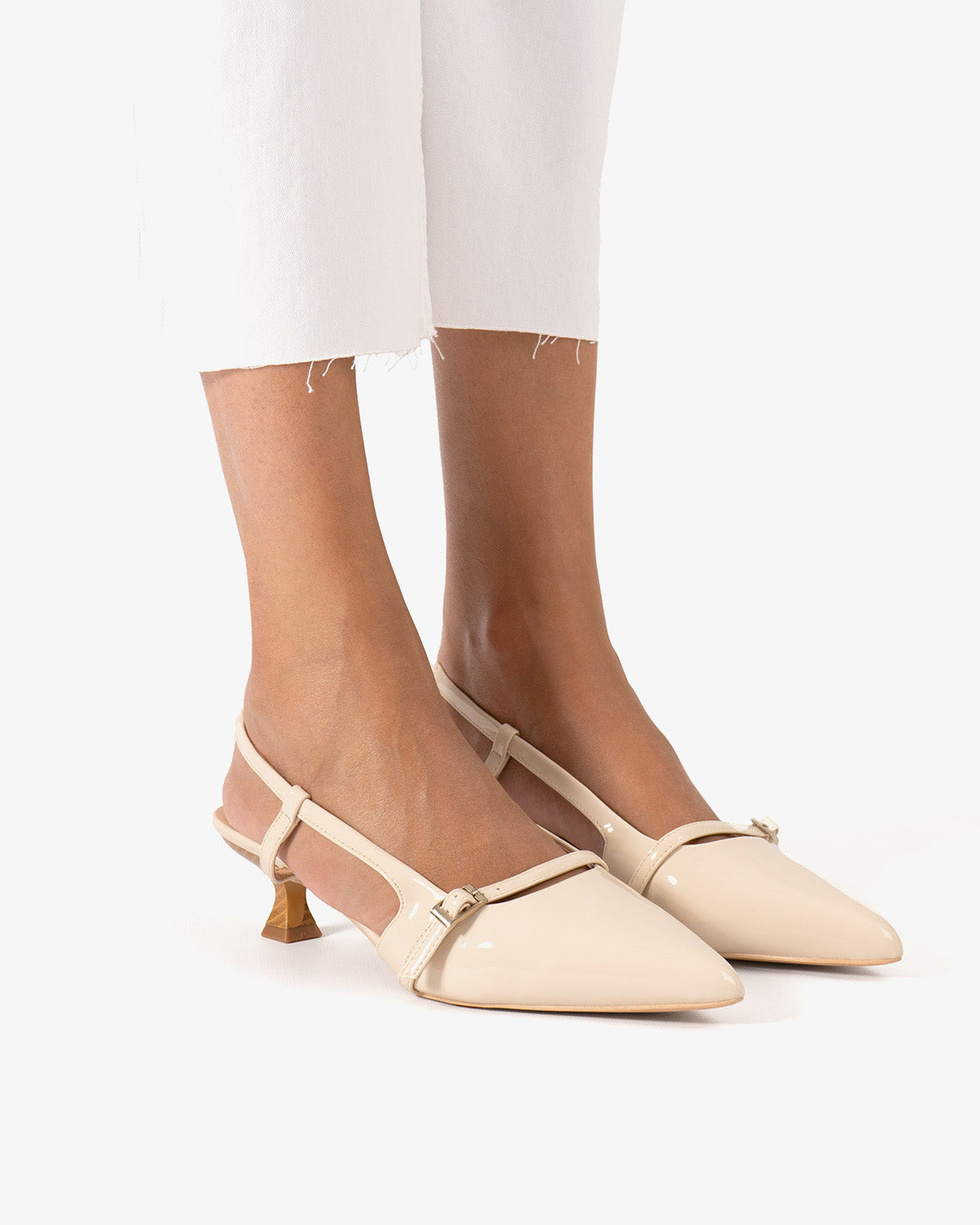 Zapato en charol beige con tacón kitten heel