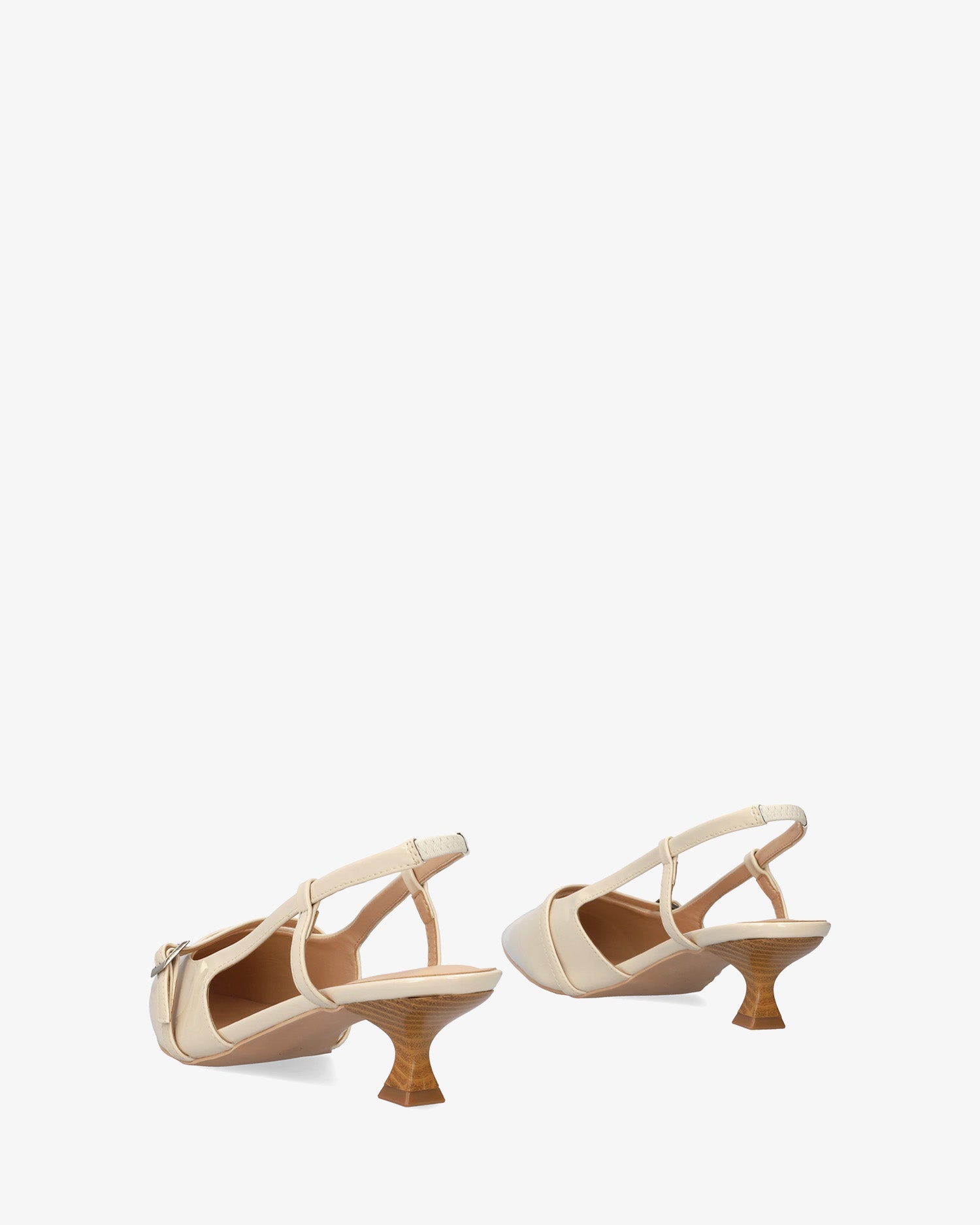 Zapato en charol beige con tacón kitten heel