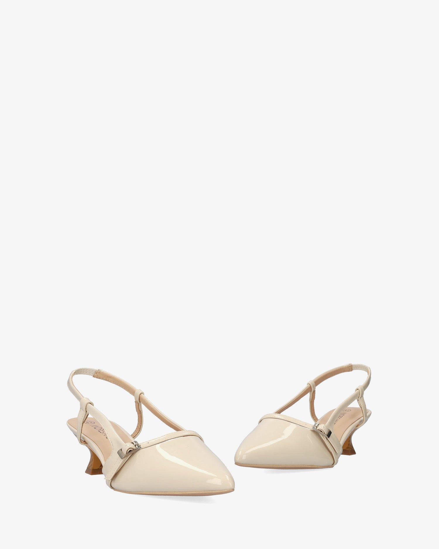 Zapato en charol beige con tacón kitten heel