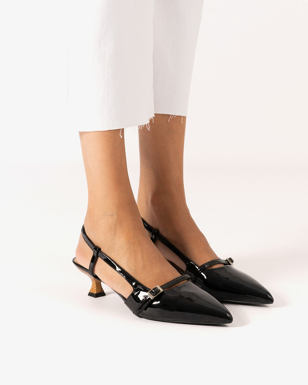 Zapato en charol negro con tacón kitten heel