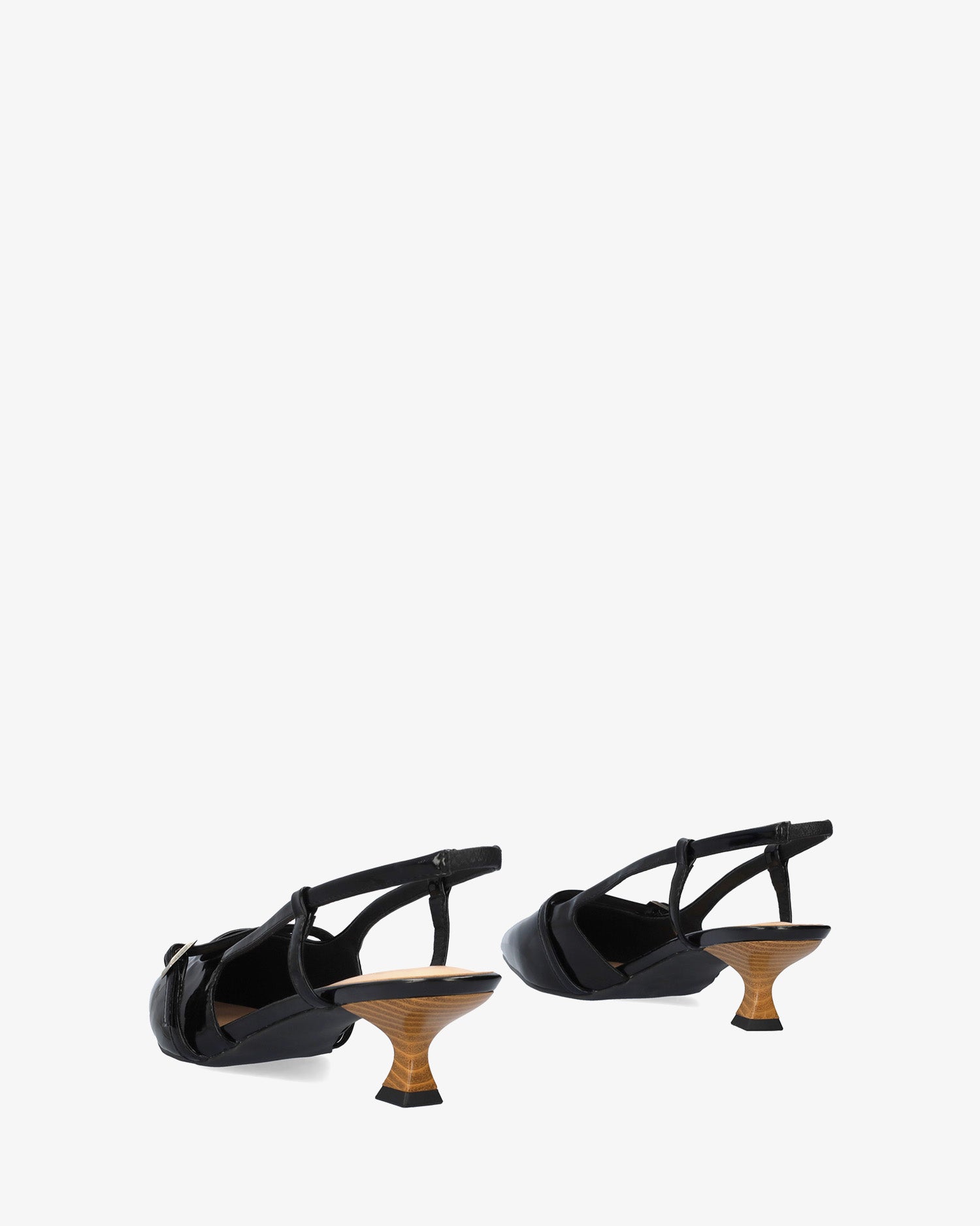 Zapato en charol negro con tacón kitten heel