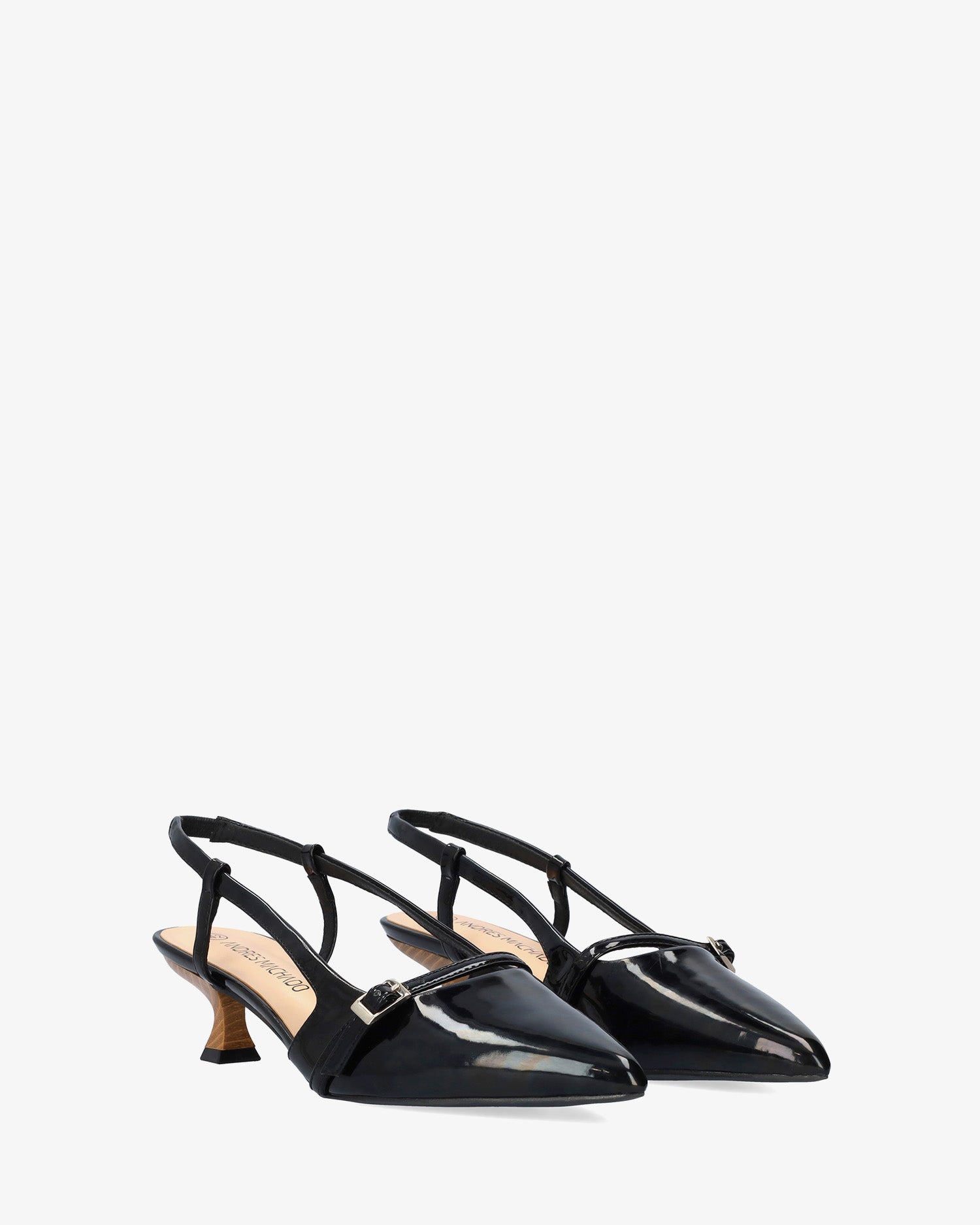 Zapato en charol negro con tacón kitten heel