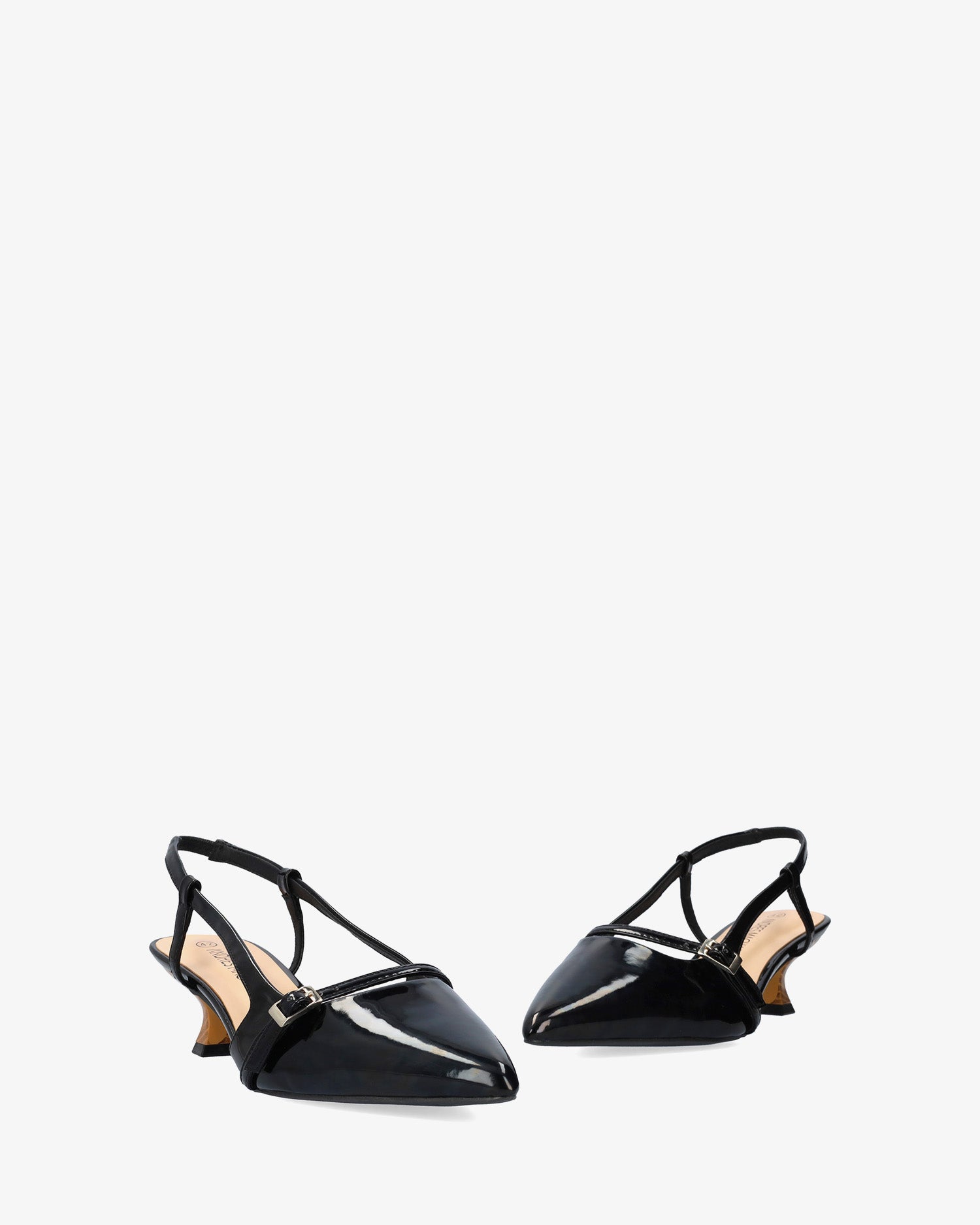 Zapato en charol negro con tacón kitten heel