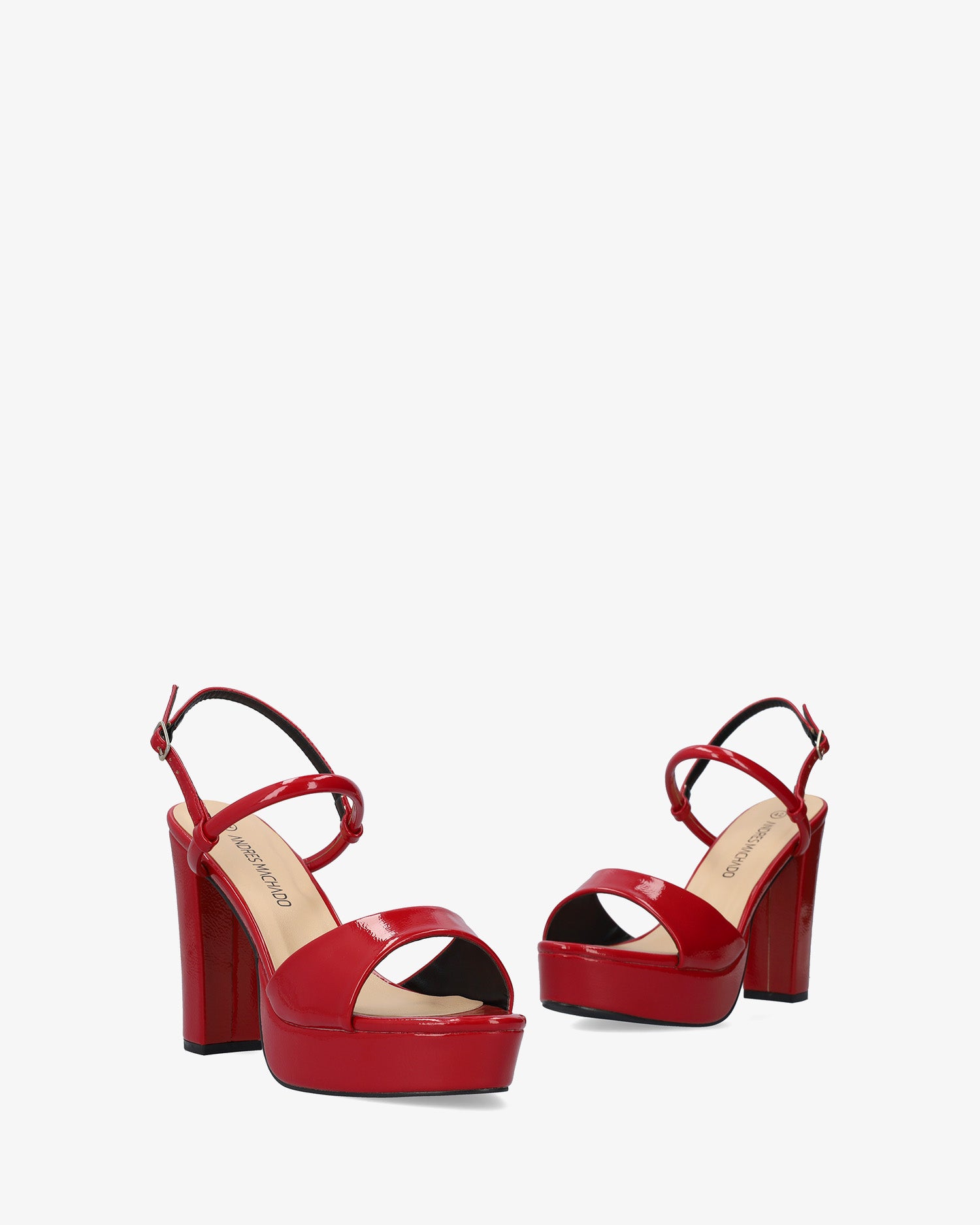 Sandalia en charol rojo con tacón ancho alto
