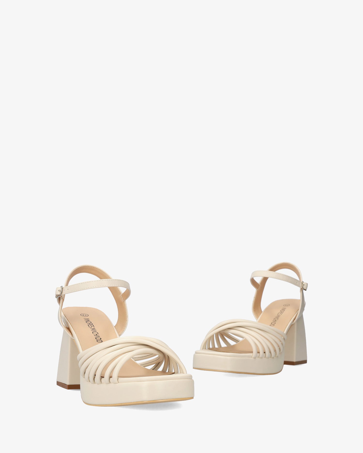 Sandalia en soft beige con tacón ancho y plataforma