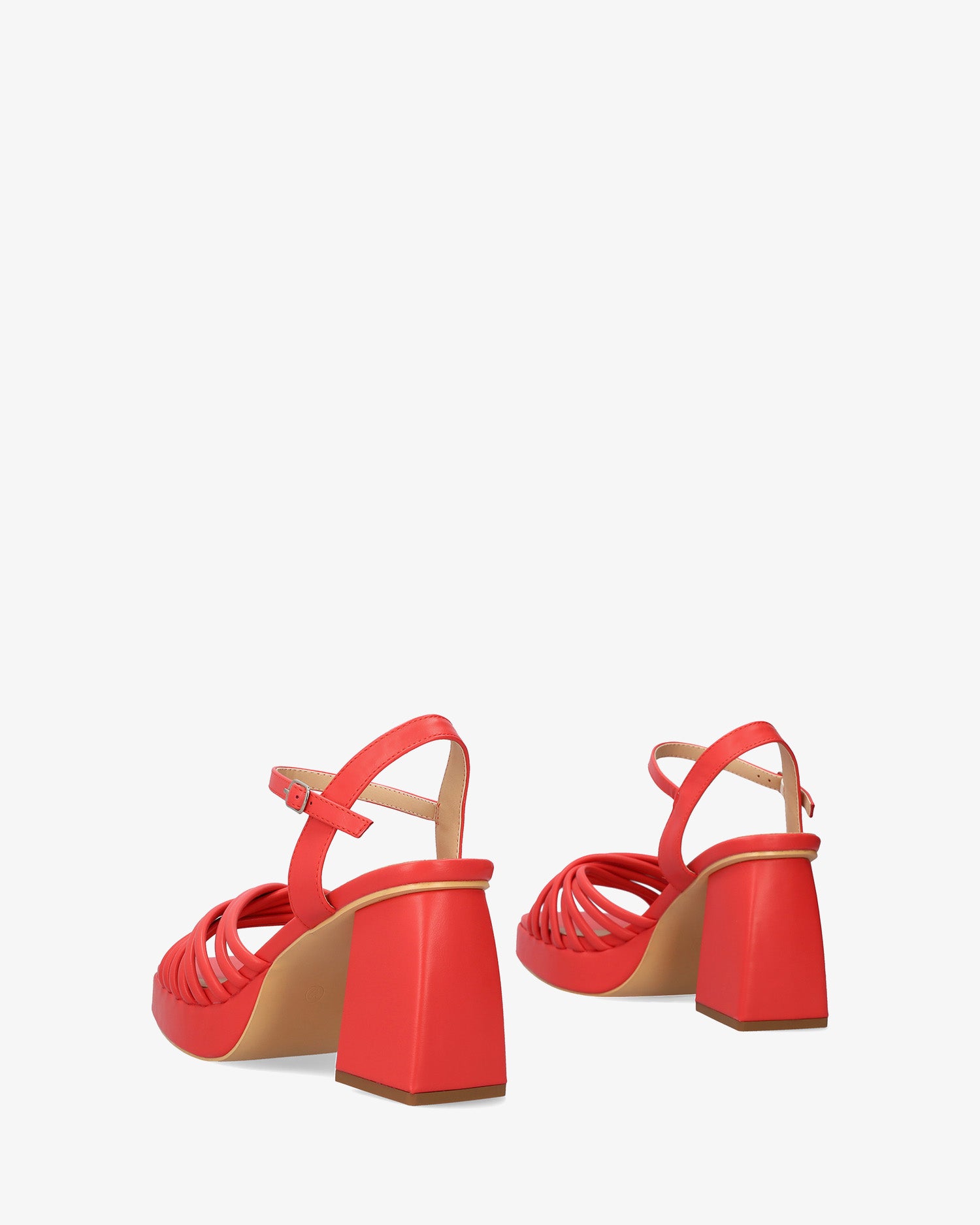 Sandalia en soft coral con tacón ancho y plataforma