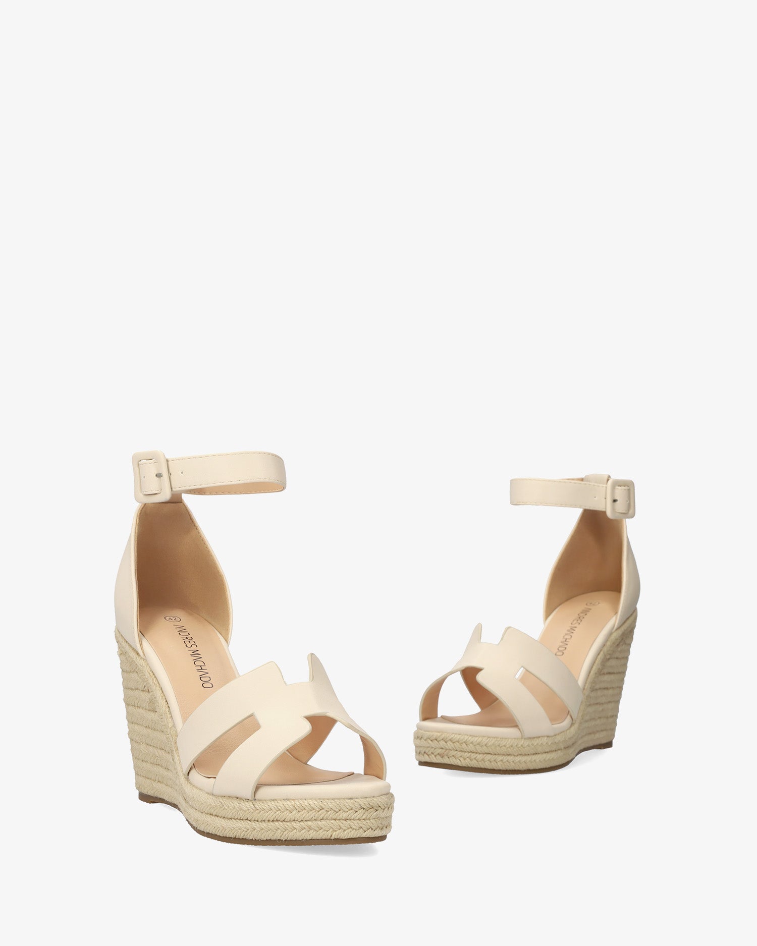 Sandalia en soft crema con cuña de yute