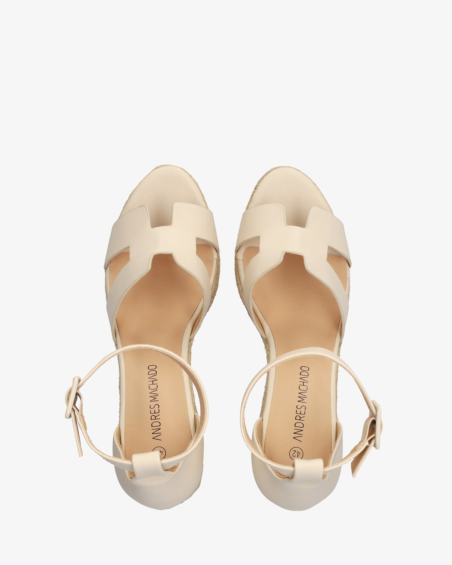 Sandalia en soft crema con cuña de yute