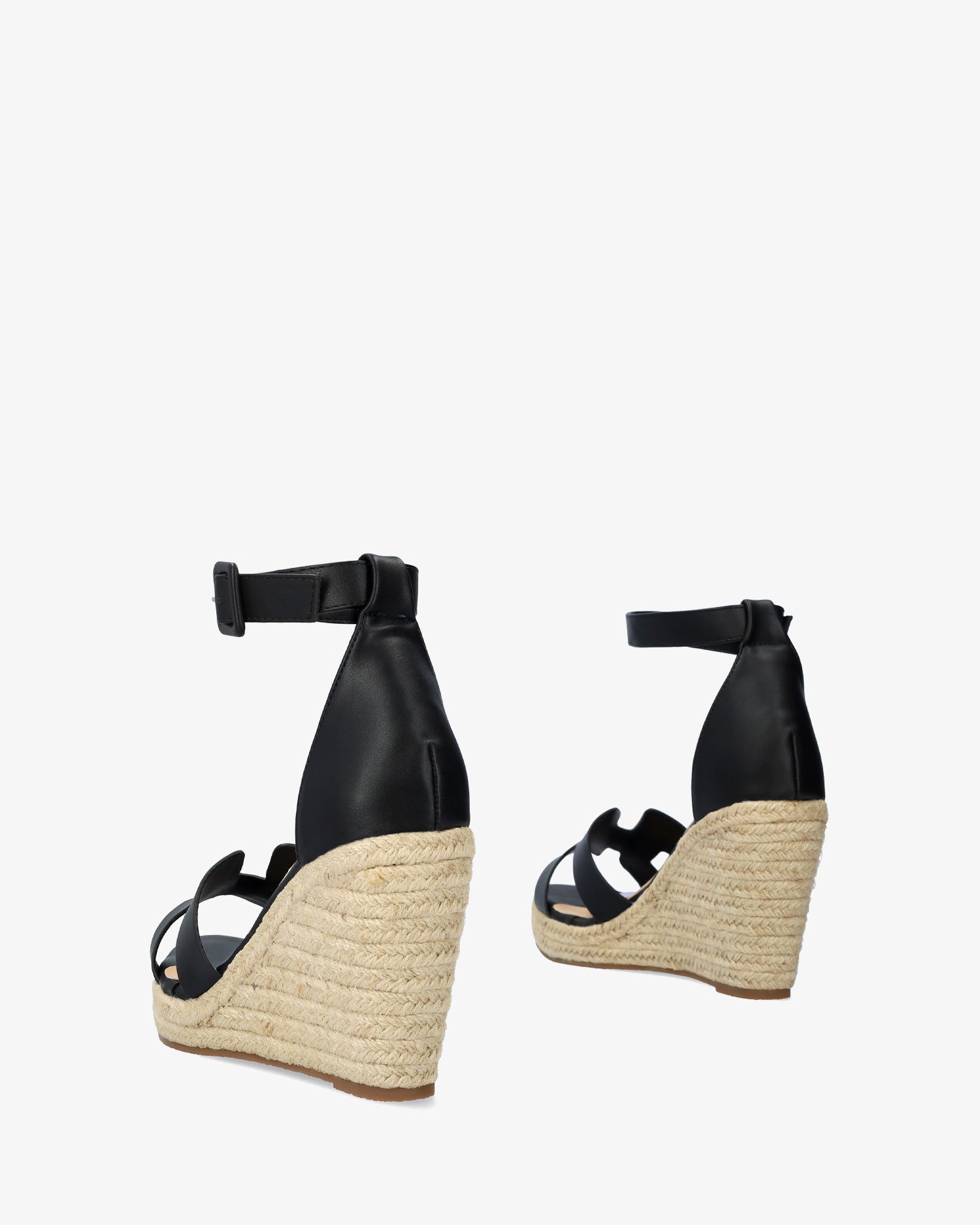 Miękkie czarne sandały na koturnach z juty