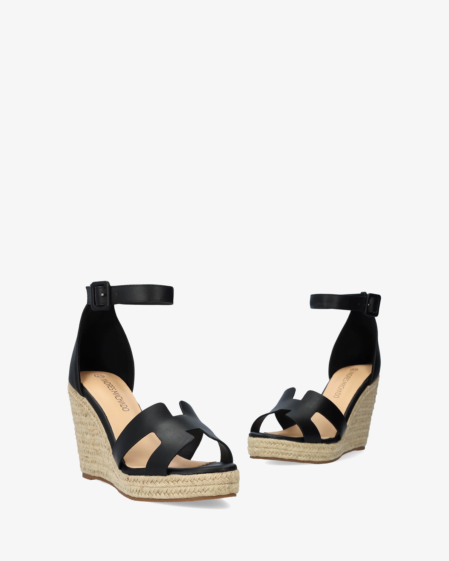 Miękkie czarne sandały na koturnach z juty