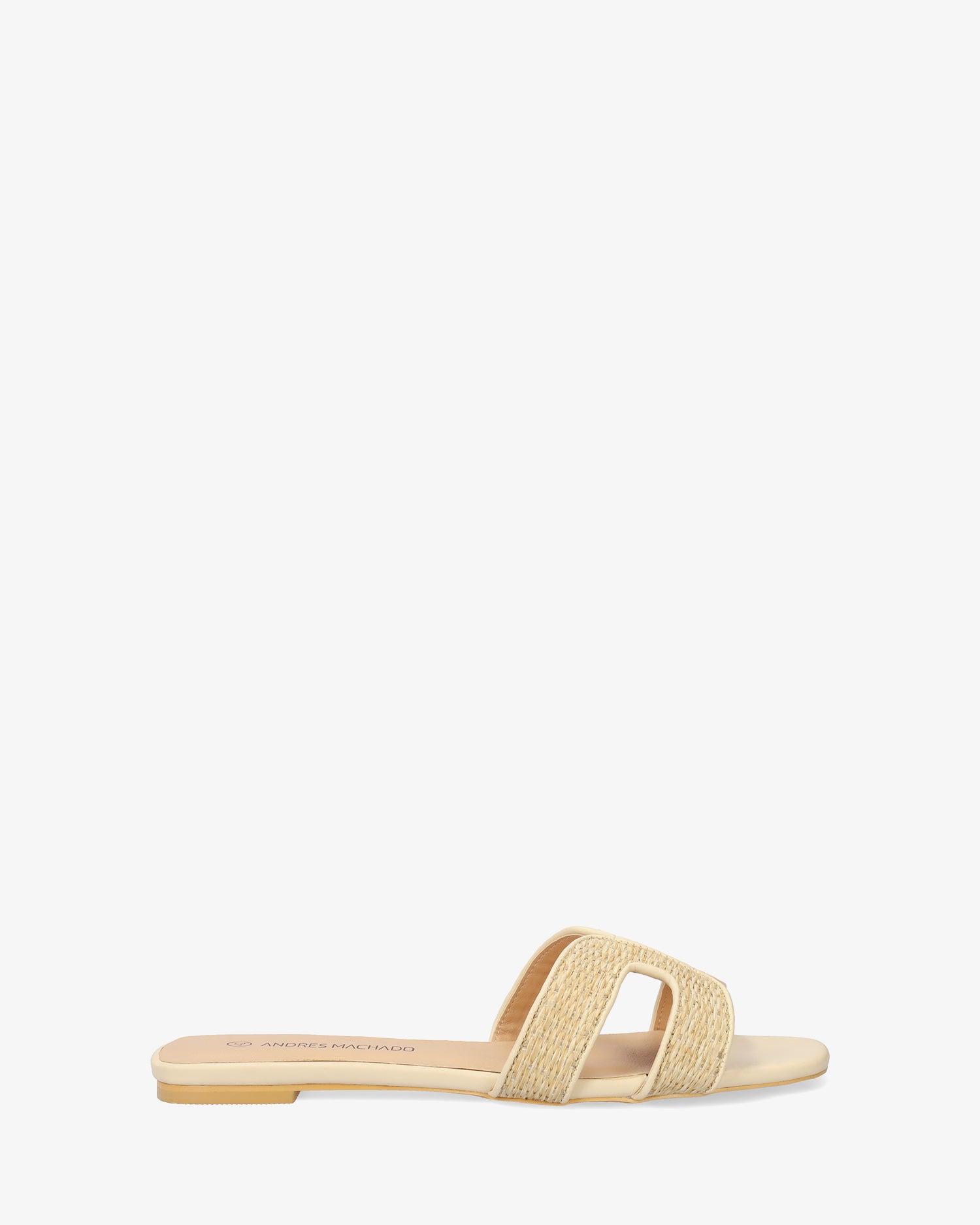 Flat sandal in natural raffia 