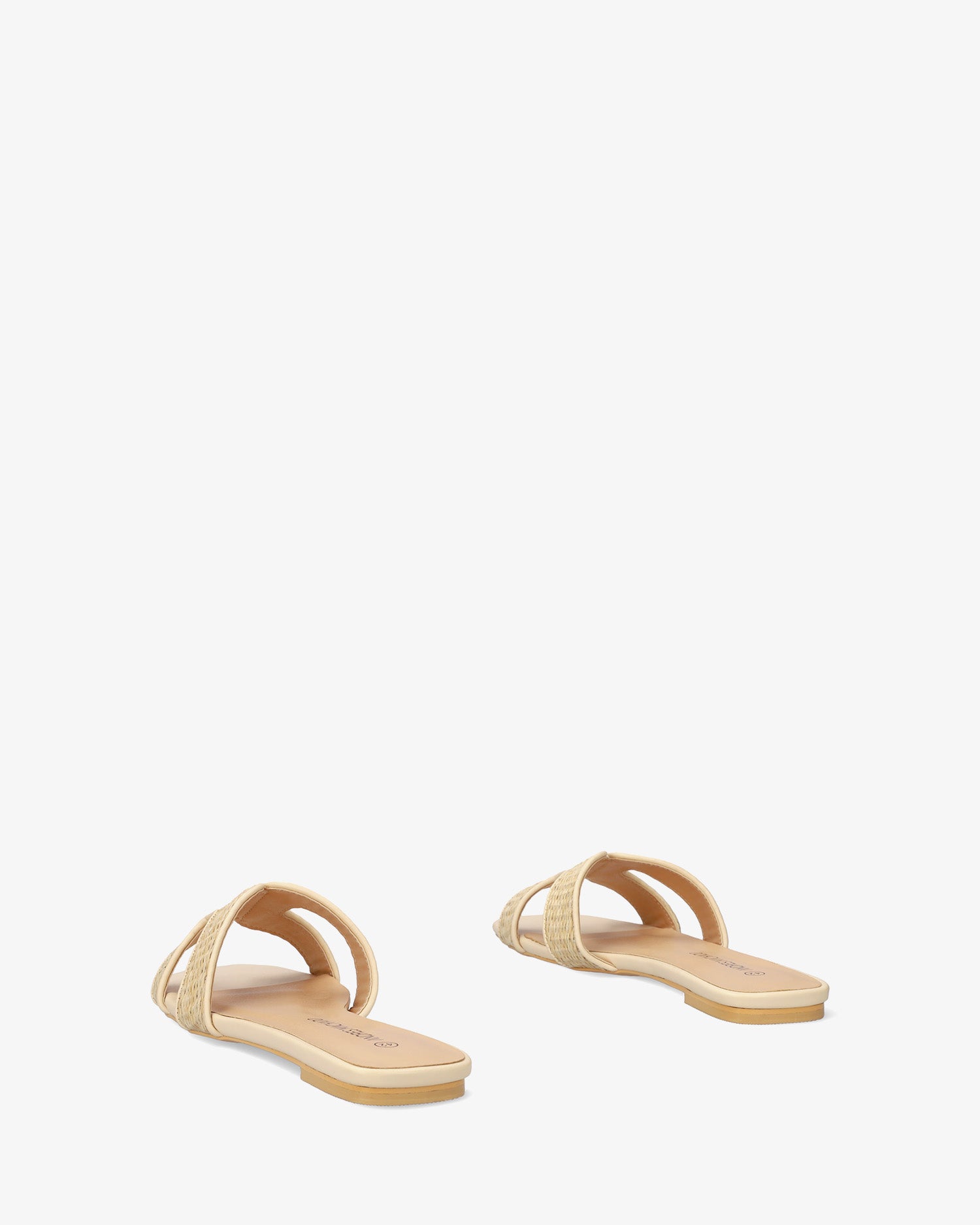 Flat sandal in natural raffia 