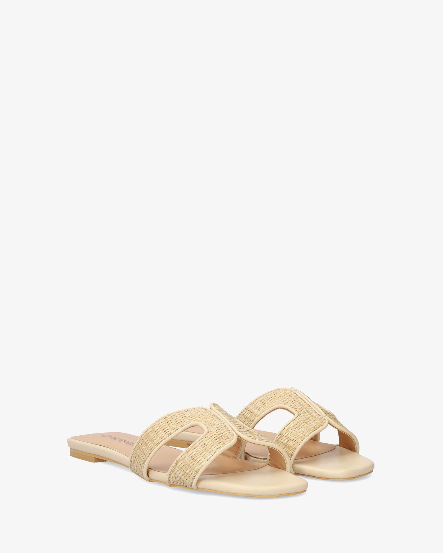 Flat sandal in natural raffia 