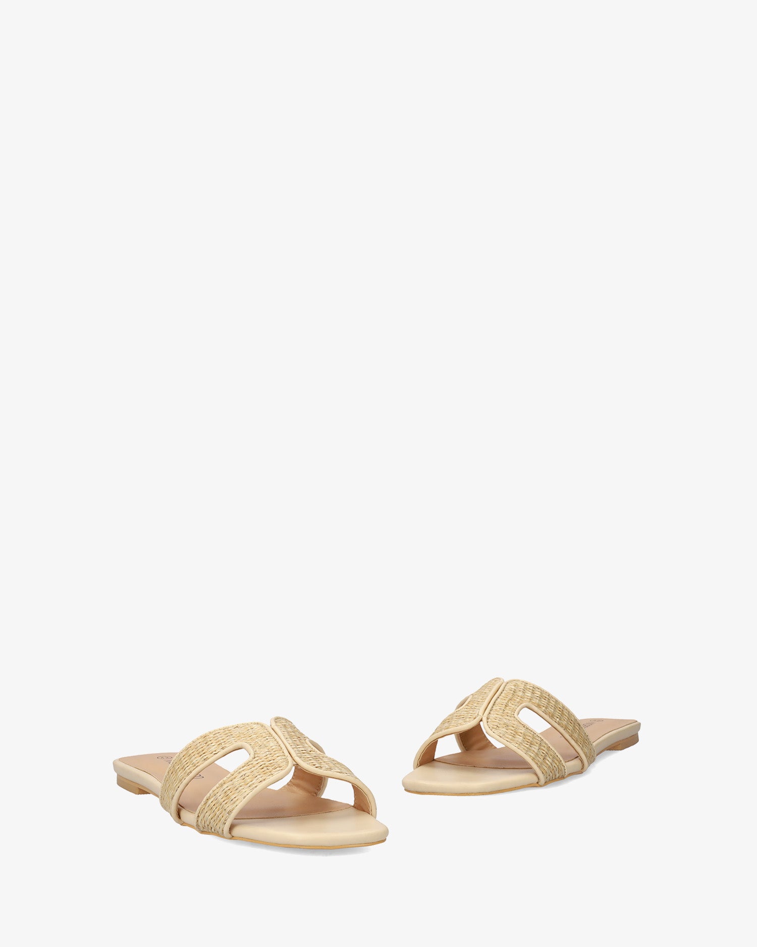 Flat sandal in natural raffia 