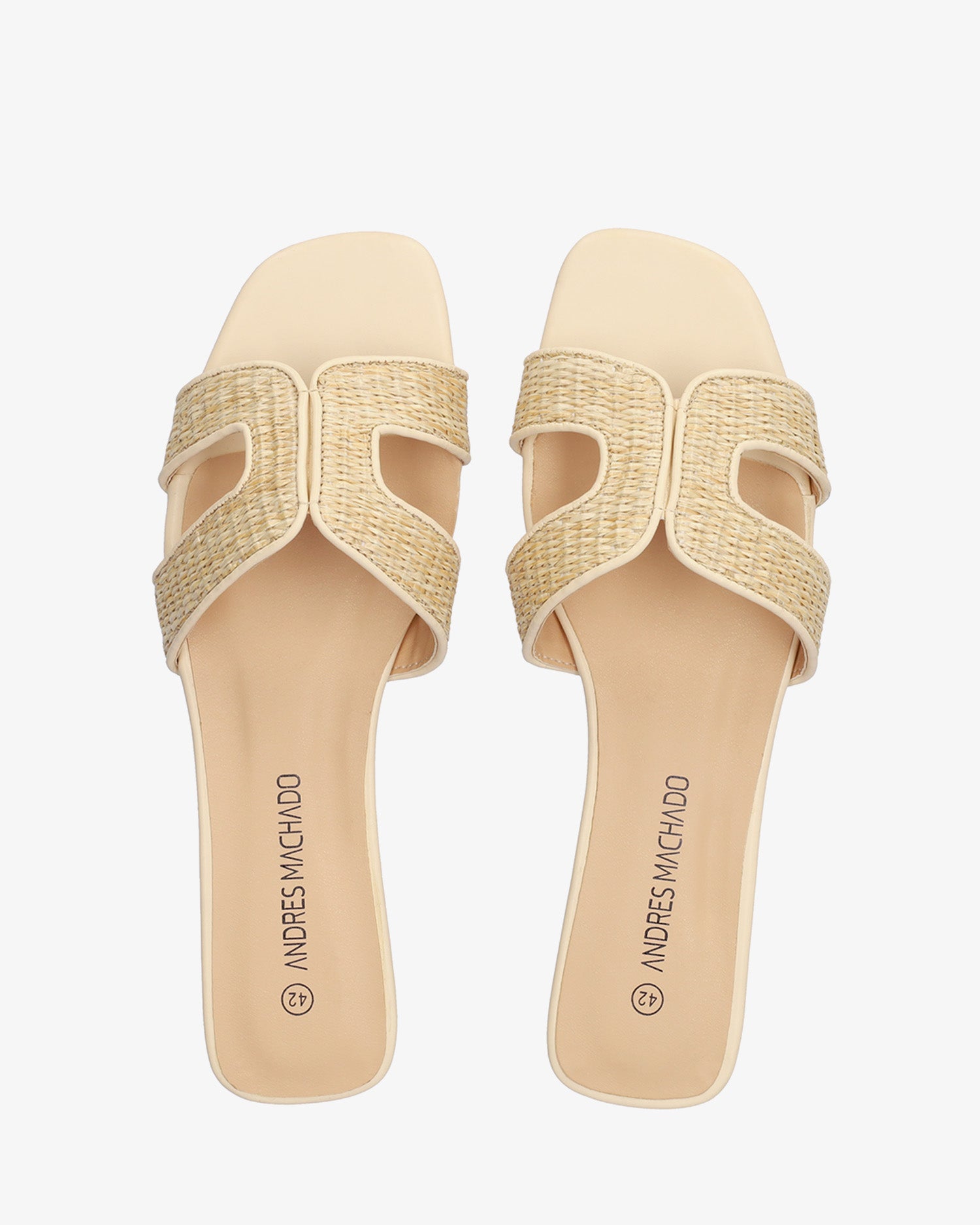 Flat sandal in natural raffia 