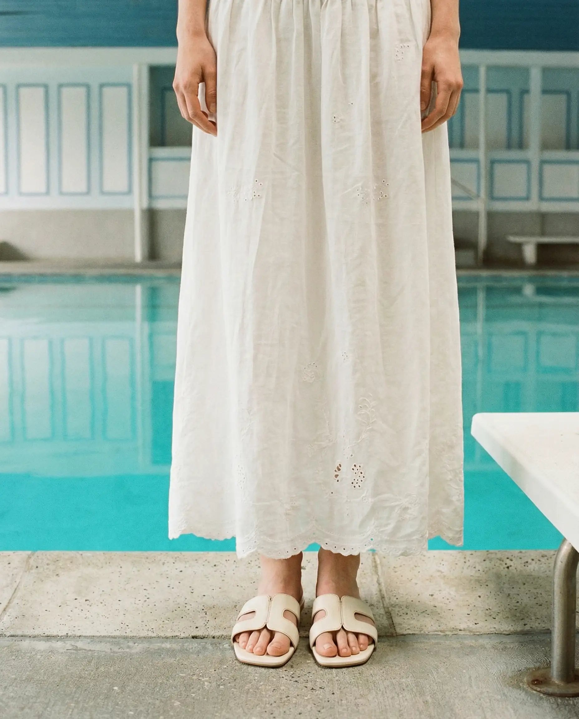 Flache Sandale in zartem Creme