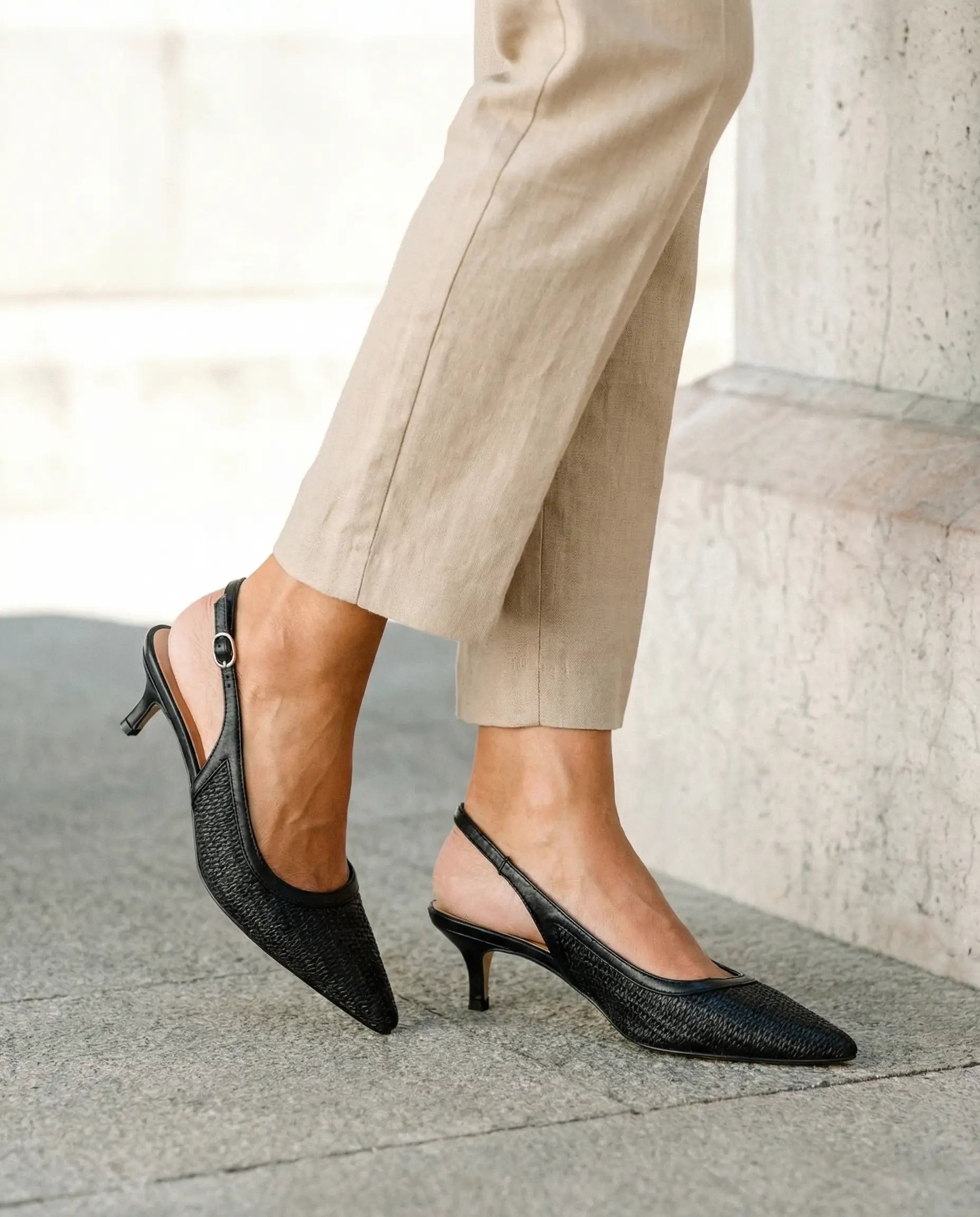 Pointed-toe slingback court shoe black