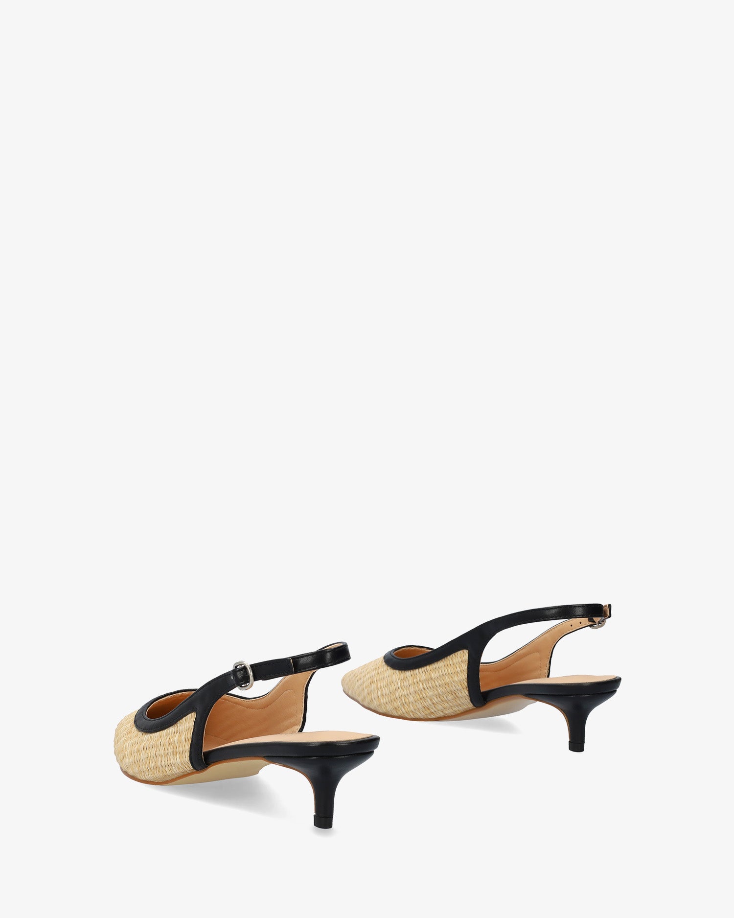 Salón destalonado de punta fina en rafia negro
