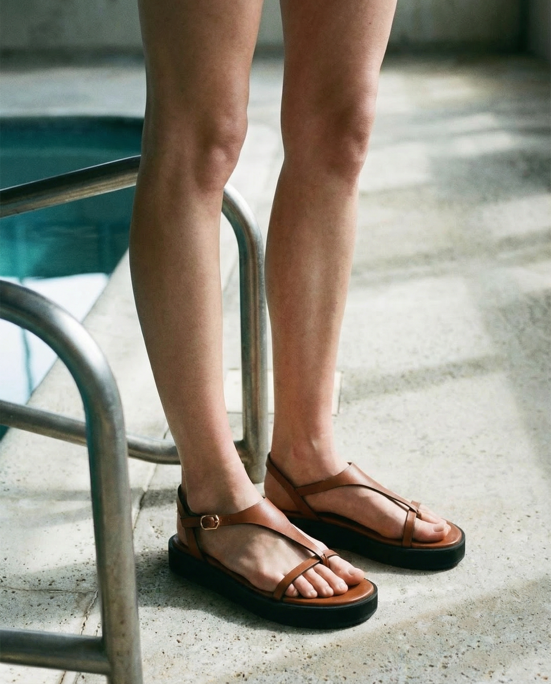 Sandalia plana en soft marron