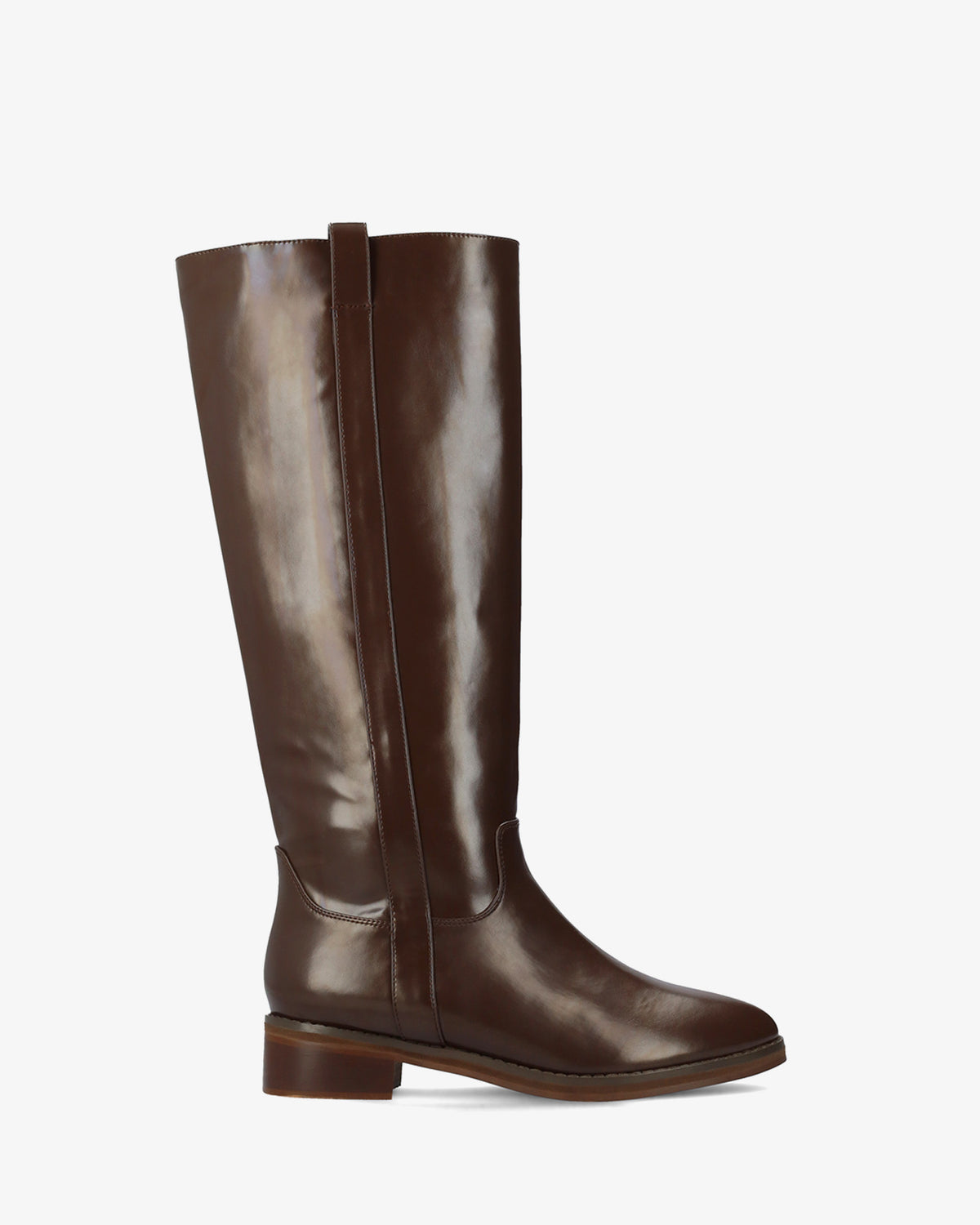 Hoher Stiefel aus braunem Softmaterial. 