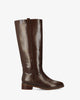Hoher Stiefel aus braunem Softmaterial. 