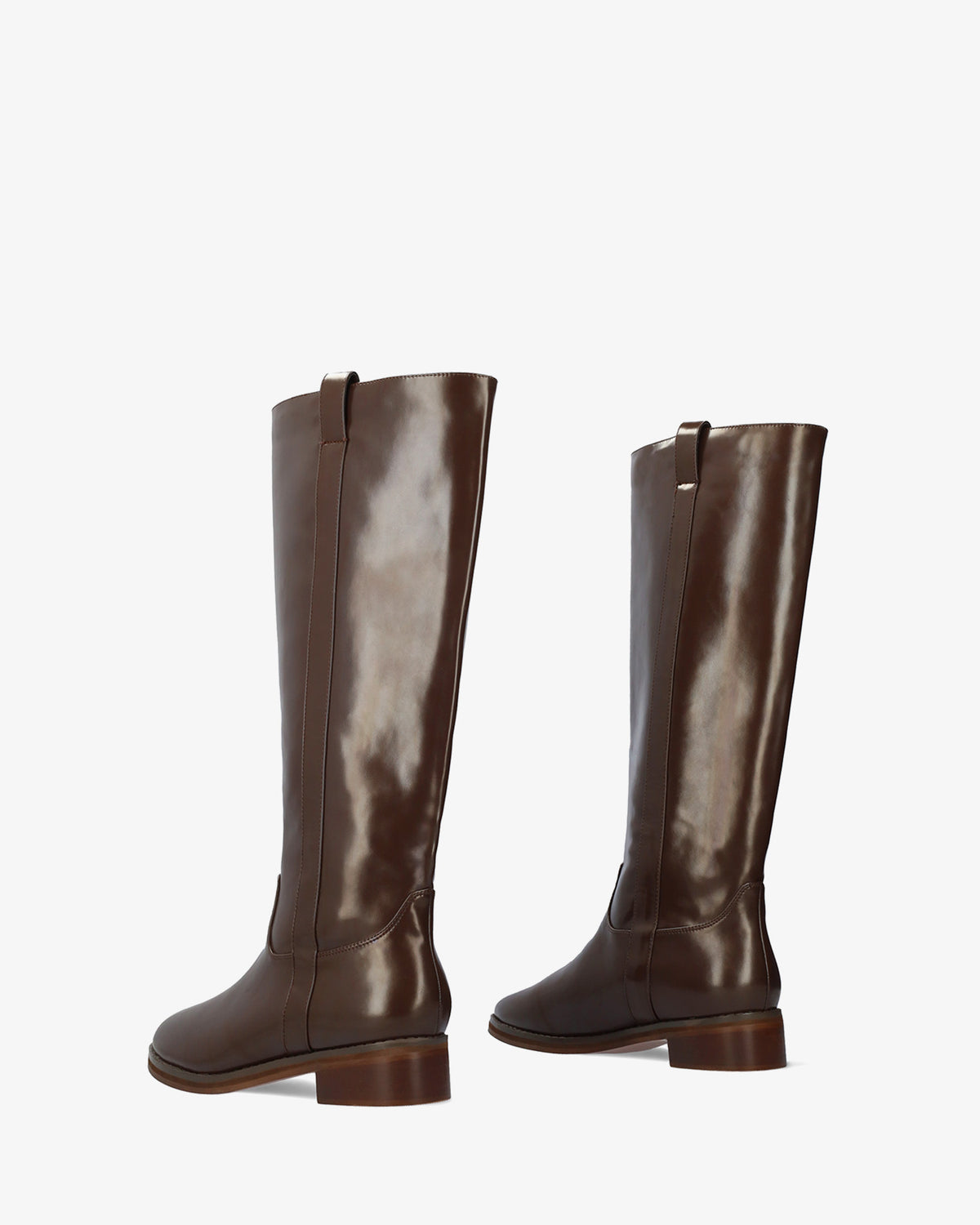 Hoher Stiefel aus braunem Softmaterial. 