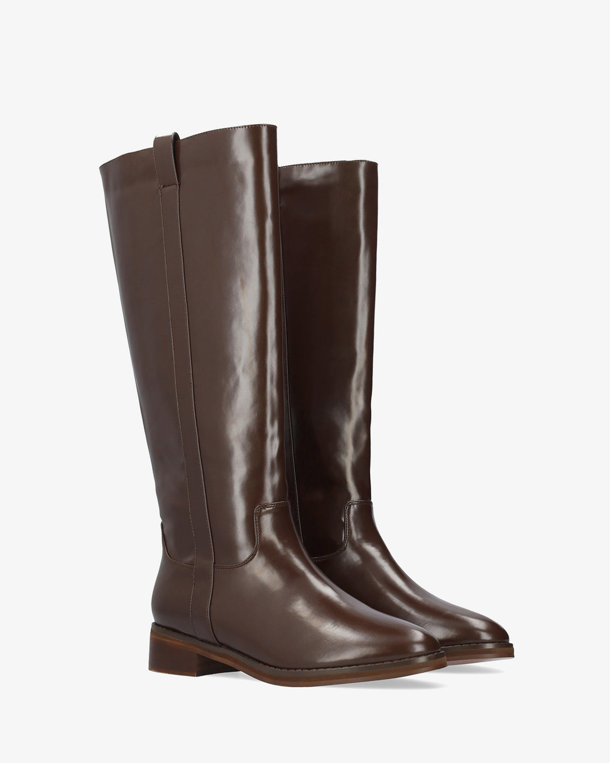 Hoher Stiefel aus braunem Softmaterial. 