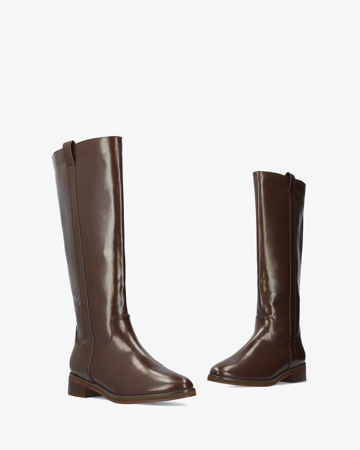 Hoher Stiefel aus braunem Softmaterial. 