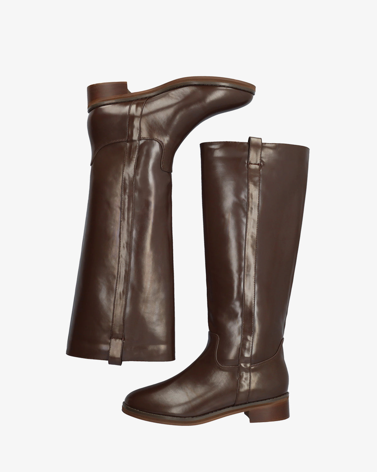 Hoher Stiefel aus braunem Softmaterial. 