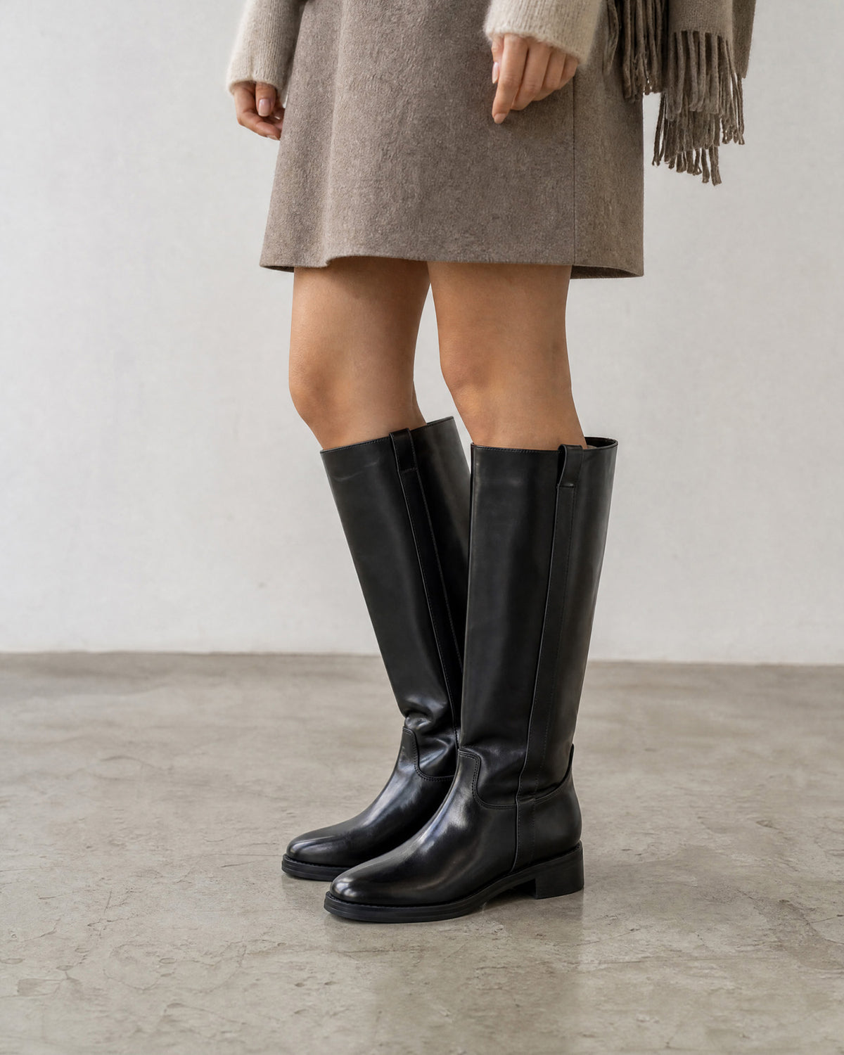 Hoher Stiefel aus schwarzem Softmaterial. 