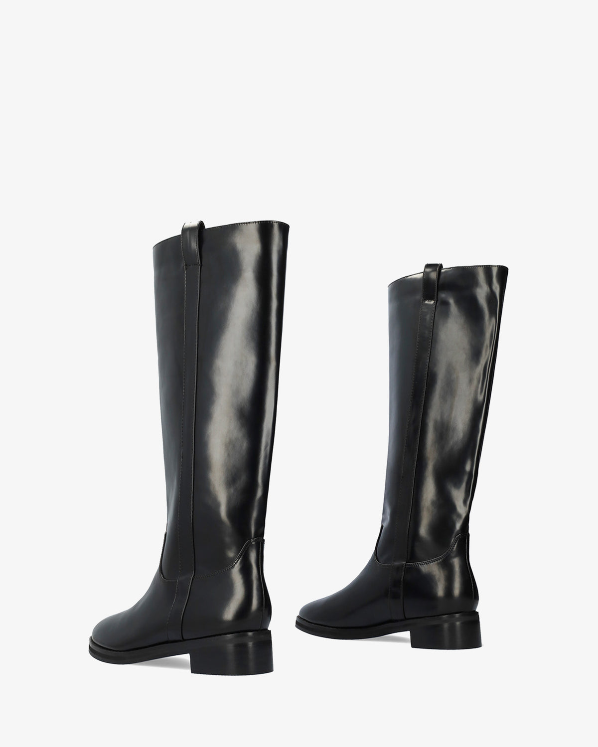 Hoher Stiefel aus schwarzem Softmaterial. 