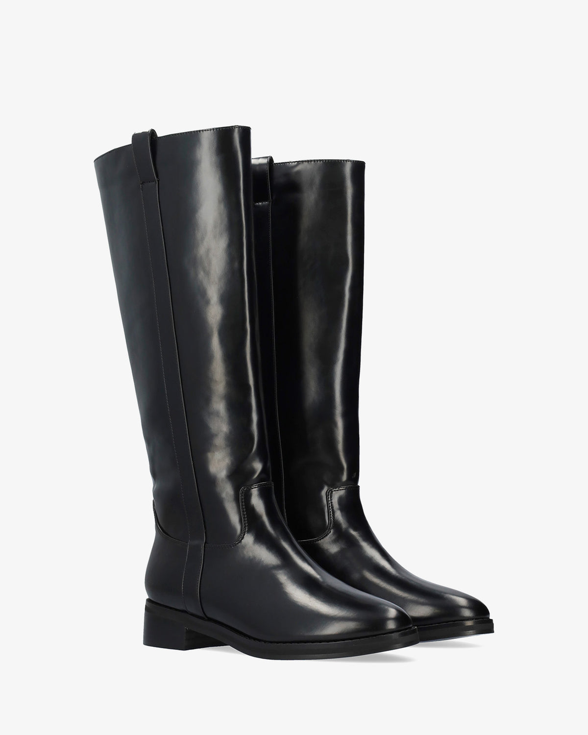 Hoher Stiefel aus schwarzem Softmaterial. 
