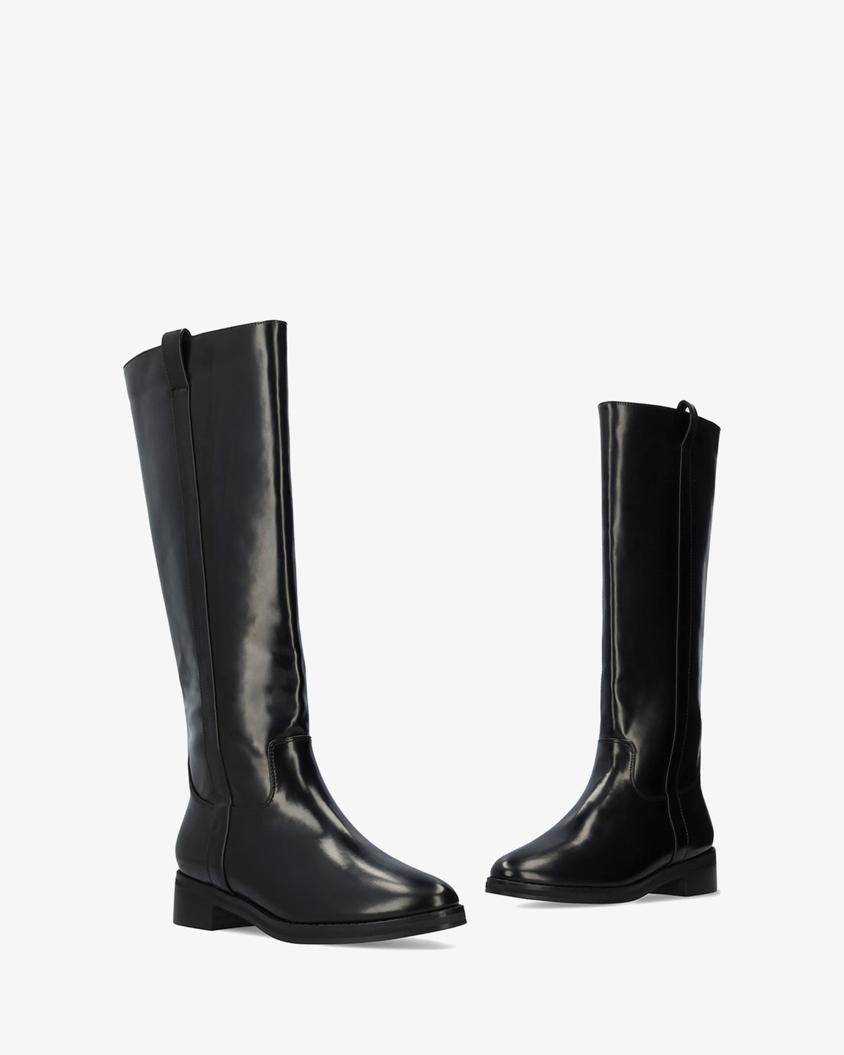 Hoher Stiefel aus schwarzem Softmaterial. 